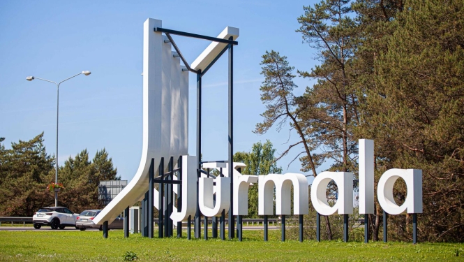 Jūrmalas uzraksts pilsētvidē