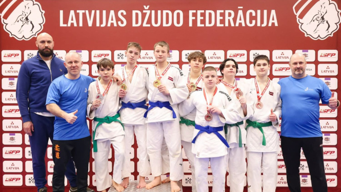 sporta skolas džudisti ar treneriem