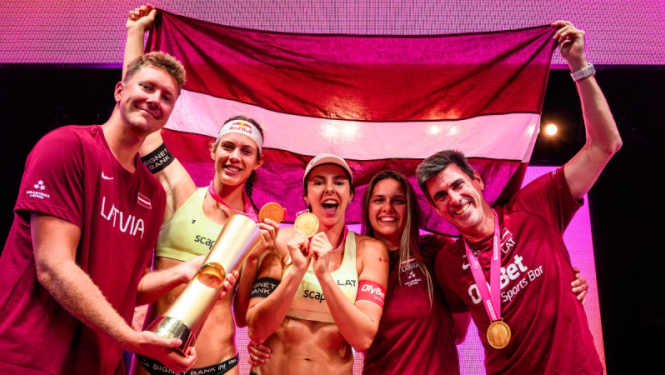 Mihails Samoilovs (galv. trenera asistents), Tīna Graudiņa, Anastasija Samoilova, Elizabete Gapone (fizioterapeite), Daniels Rodrigess-Vuds (galvenais treneris). 