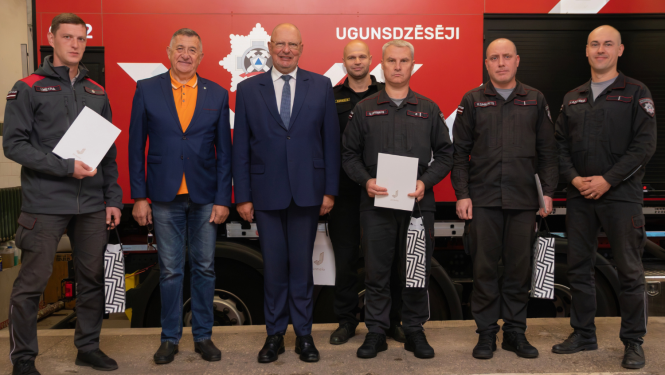 Ugunsdzēsēji kopā ar Jāni Lediņu