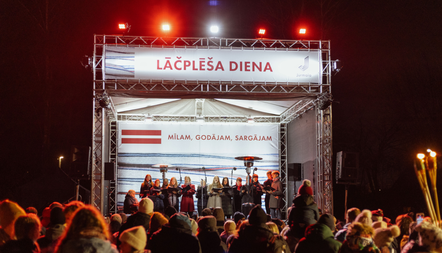 Lāčplēša dienā skatuve, uz kuras uzstājas mākslinieki