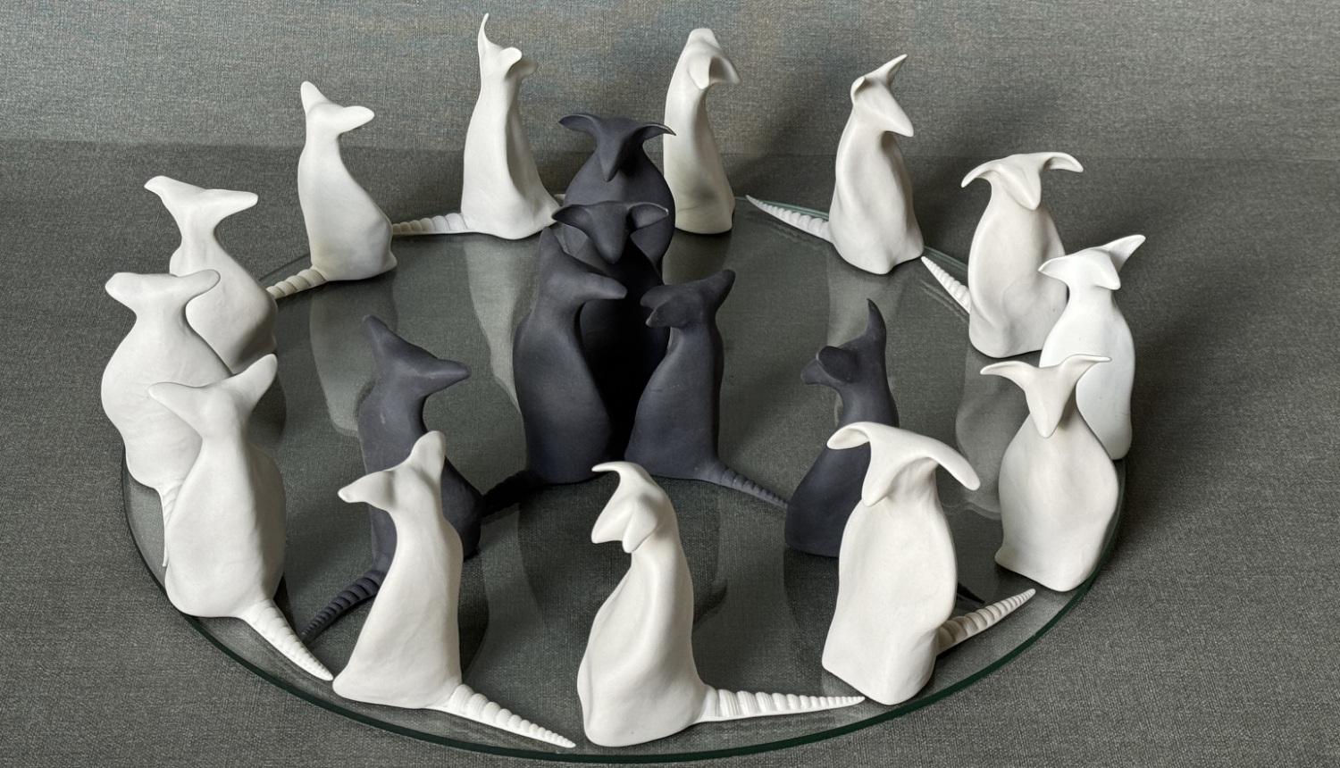  Ilze Emse. Mieru, tikai mieru. 2025. Baltais un melnais porcelāns, stikls, autortehnika