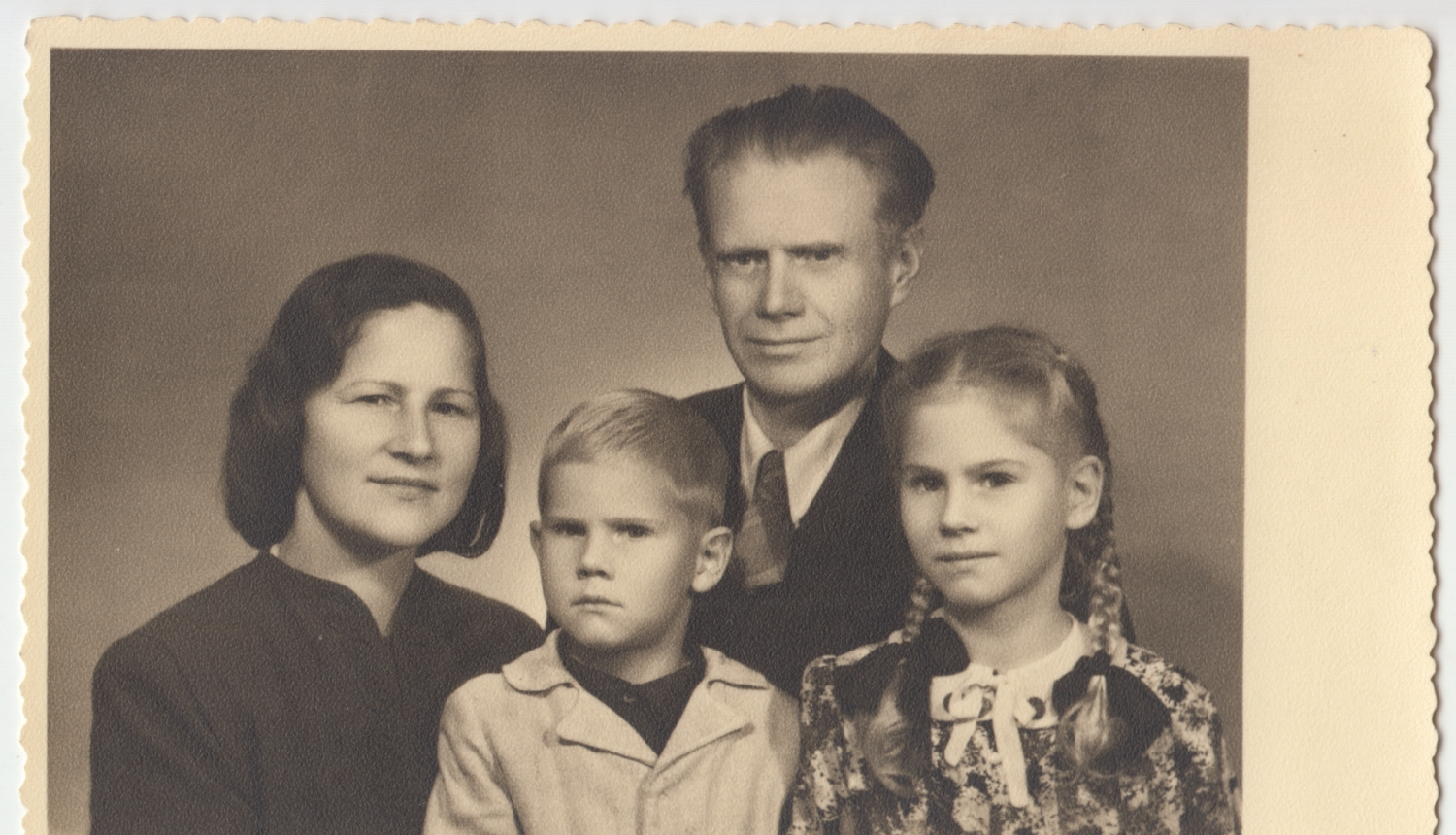 Valija Valērija Veščuna-Jansone ar vīru Vilhelmu Jansonu un bērniem Aretu un Zinturu. 1950. gads. No Aretas Jansones ģimenes arhīva.