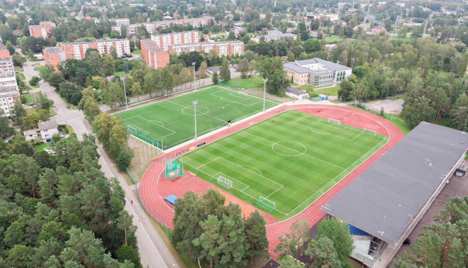 Atjaunots stadions ar zālāju bildēts no putna lidojuma