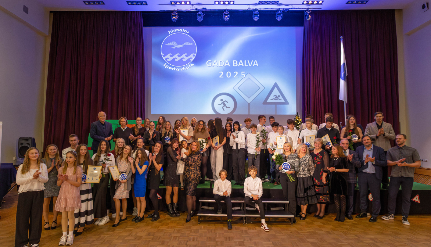 Jūrmalas sporta skolas apbalvošanas ceremonijas uzvarētāji kopbildē