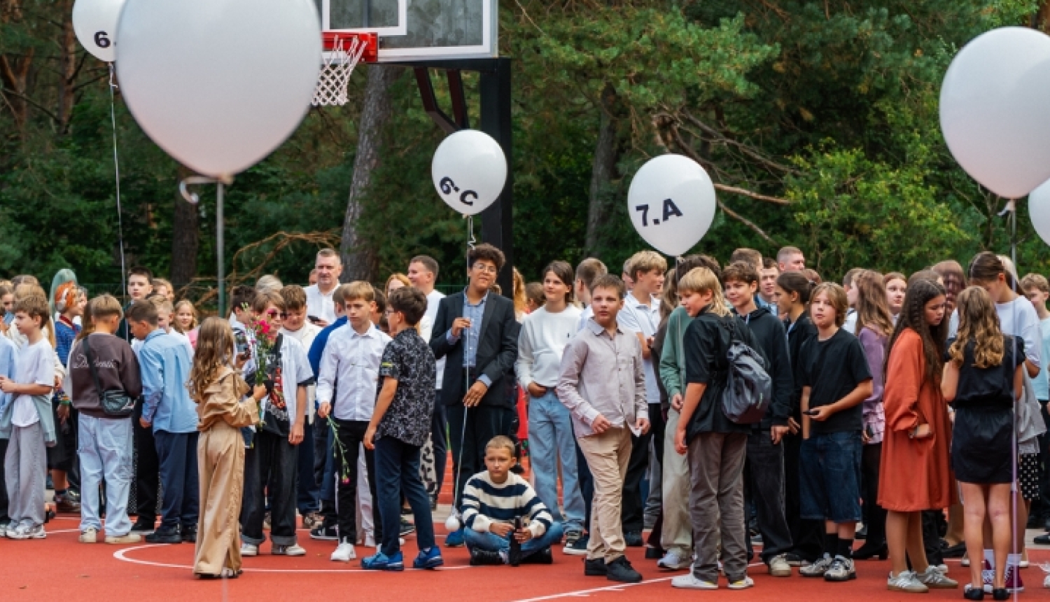 1. septembris svinīgā daļa skolas pagalmā