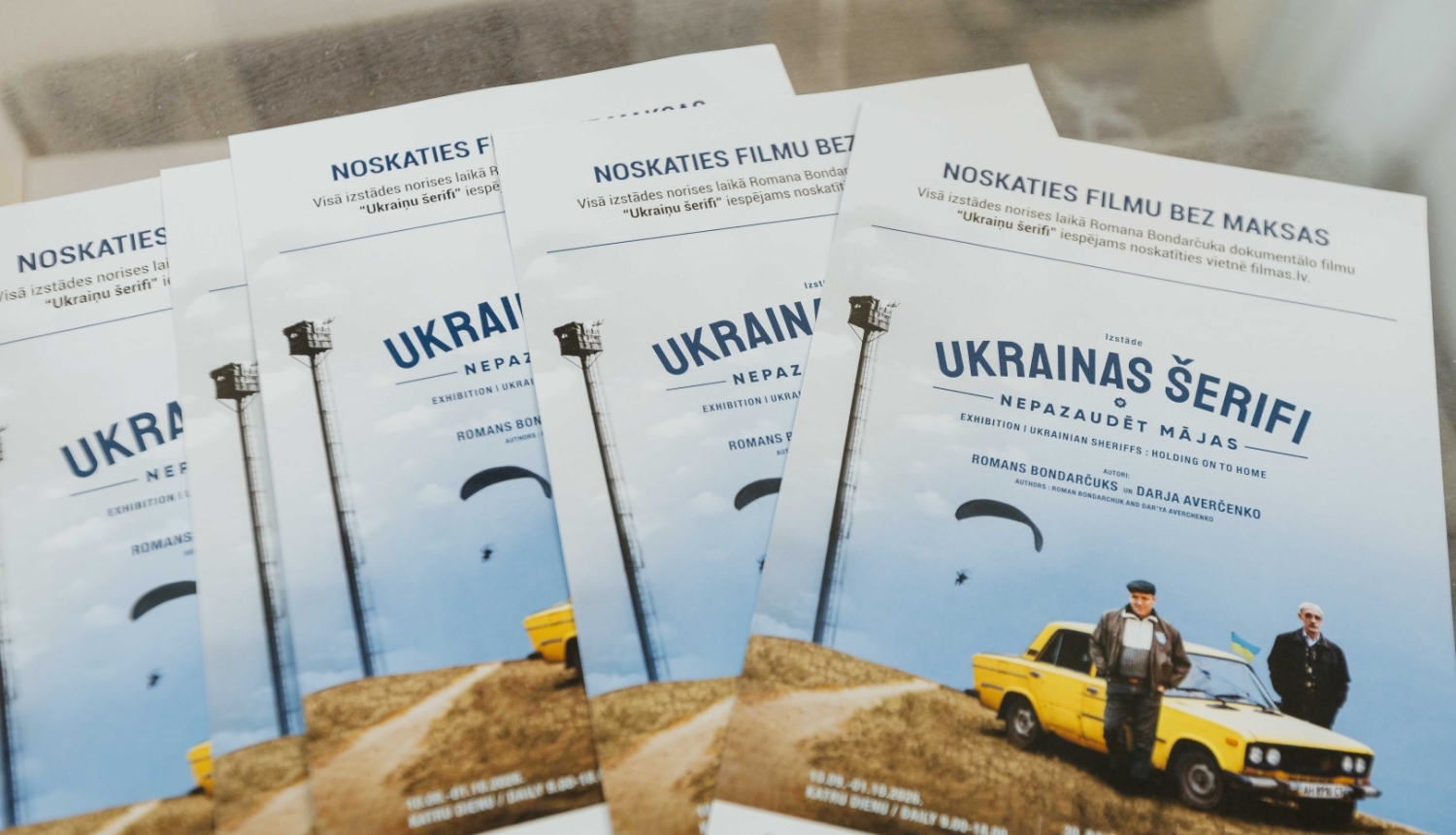 Ukraiņu šerifi plakāti stāv uz galda