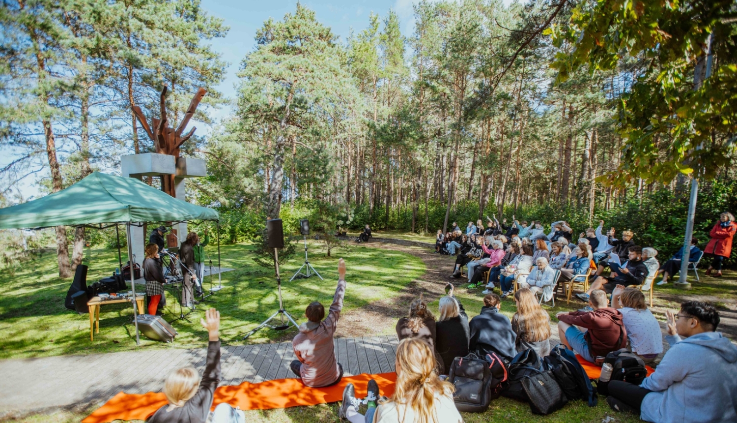 Dzejas dienas pie Raiņa priedes