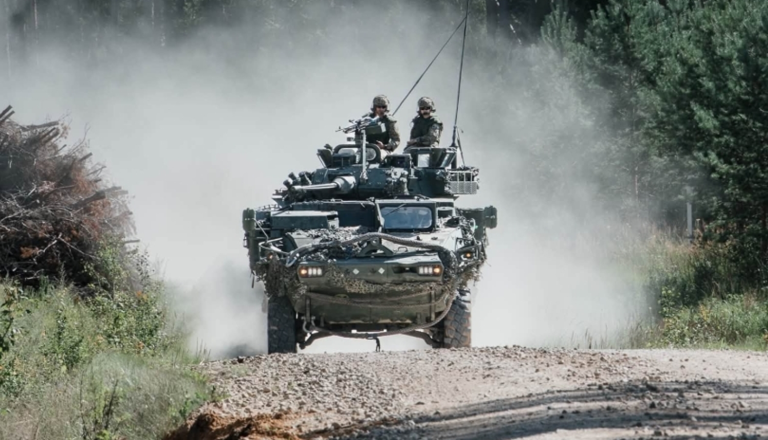 tanks brauc pa ceļu