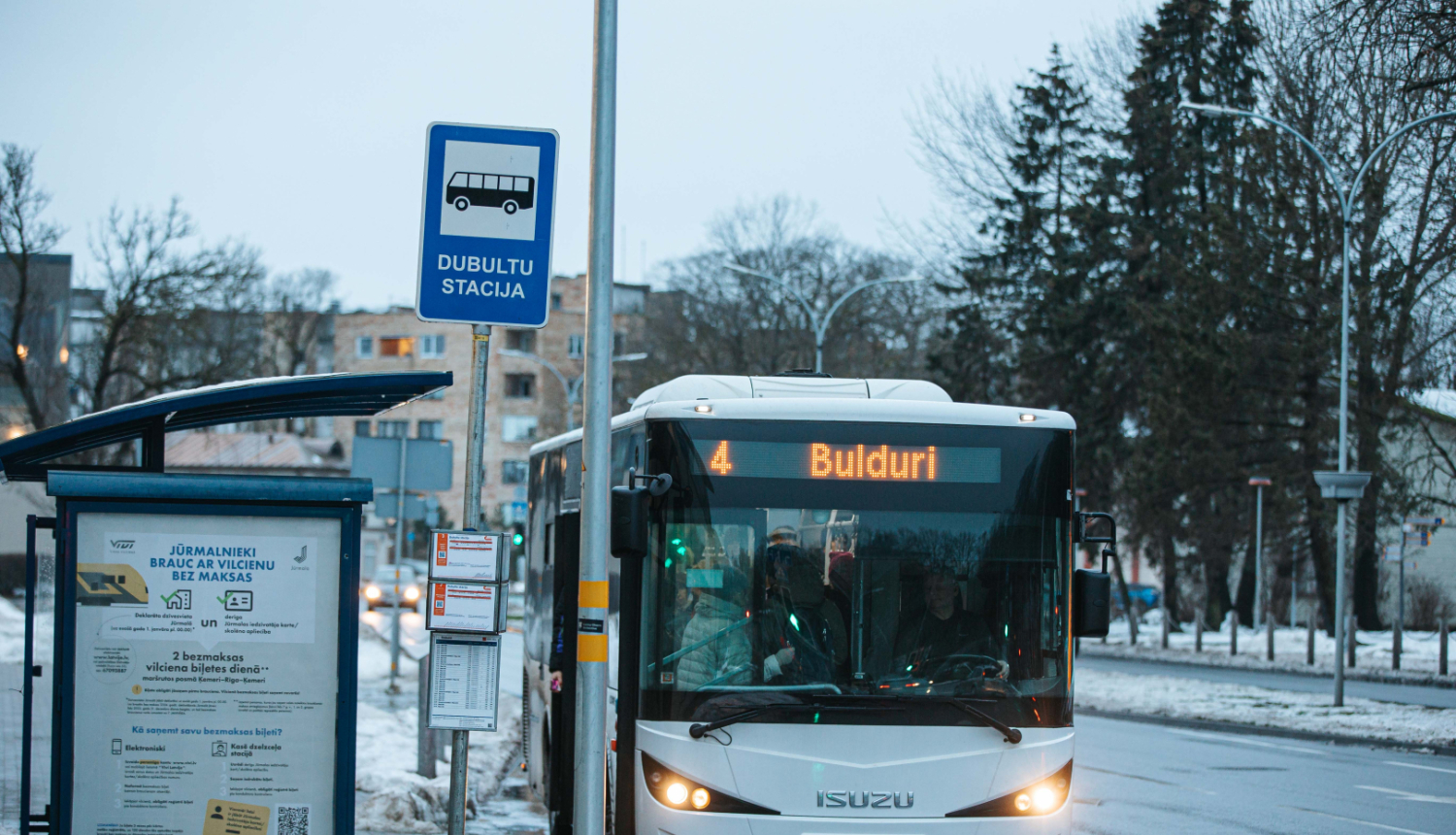 Autobuss ar uzrakstu Buduri ziemā pieturā Dubultu stacija