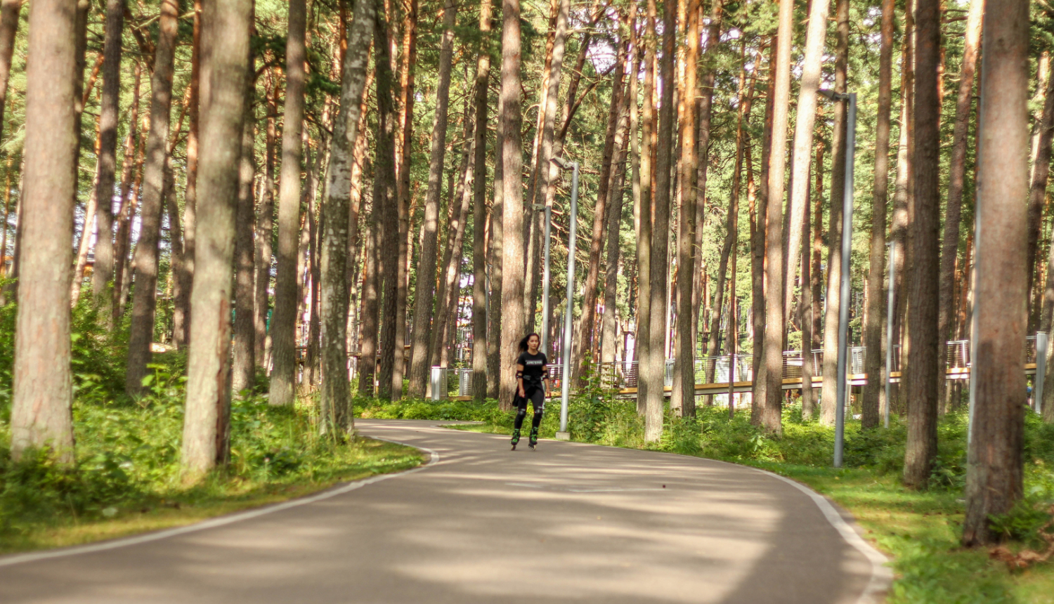 skrituļosana parkā