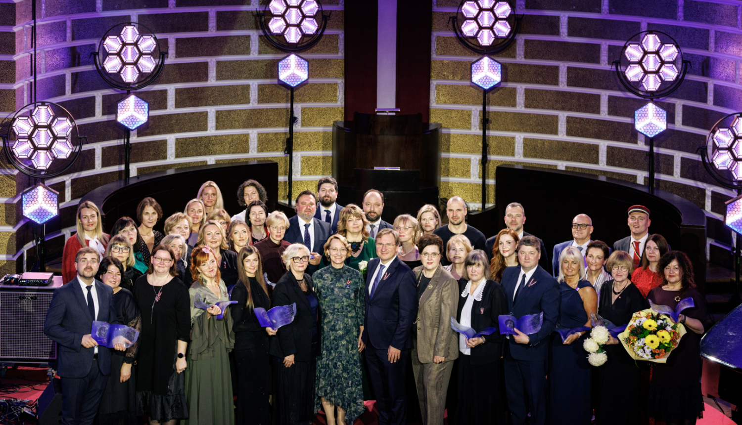 Latvijas gada skolotāja apbalvošanas ceremonijas kopbilde ar visiem balvu ieguvējiem
