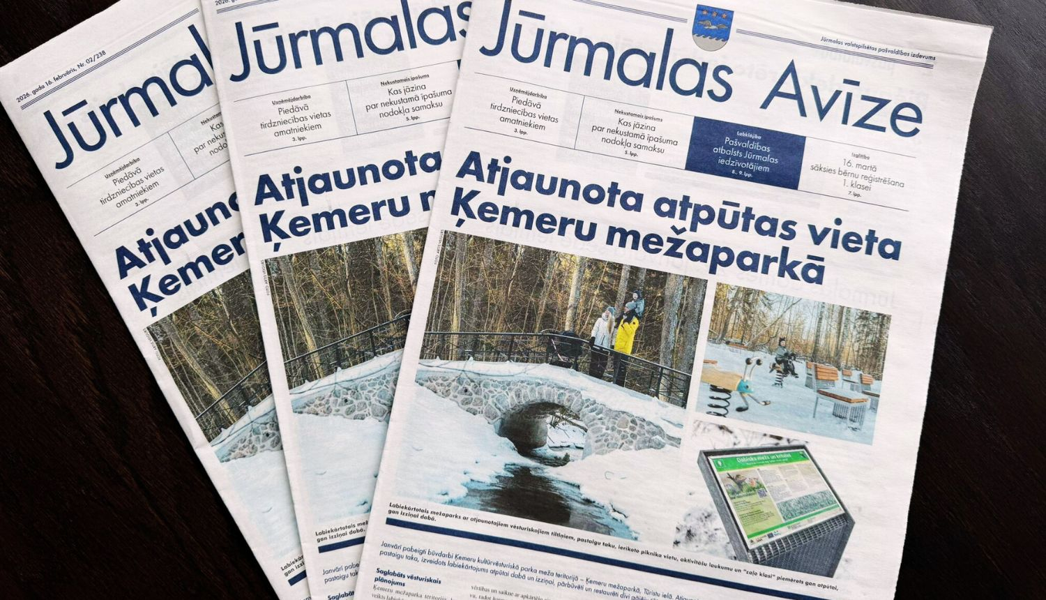 Jūrmalas Avīzes februāra trīs numuri stāv uz galda 
