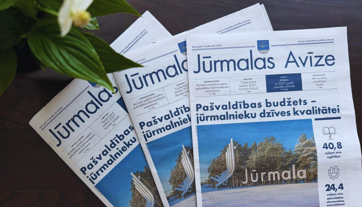 3 Jūrmalas avīzes janvāra numuri uz galda 