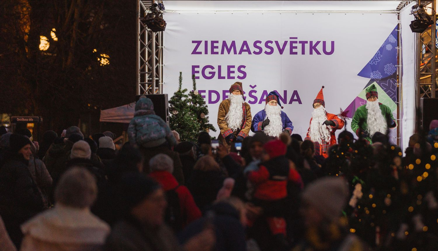 pasākums Jūrmalā, uz skatuves rūķi un bērni skatās 