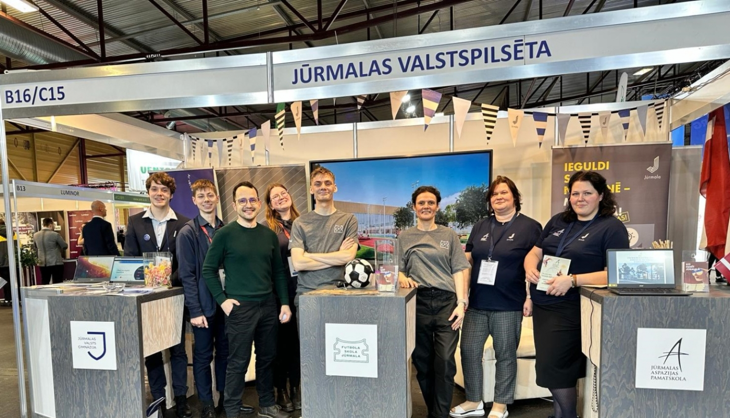 skolēni izstādē Skola 2024