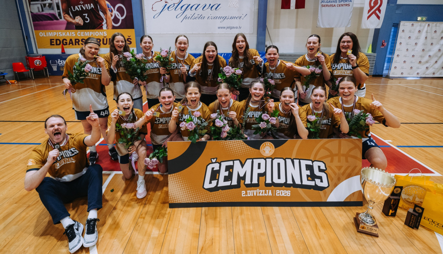 Jūrmalas sieviešu basketbola komanda ar uzrakstu - čempiones