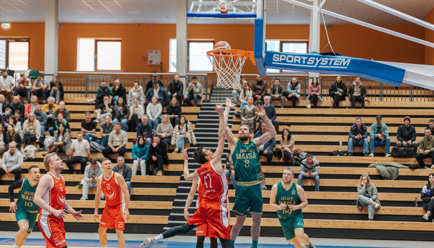 Spēlē basketbolu