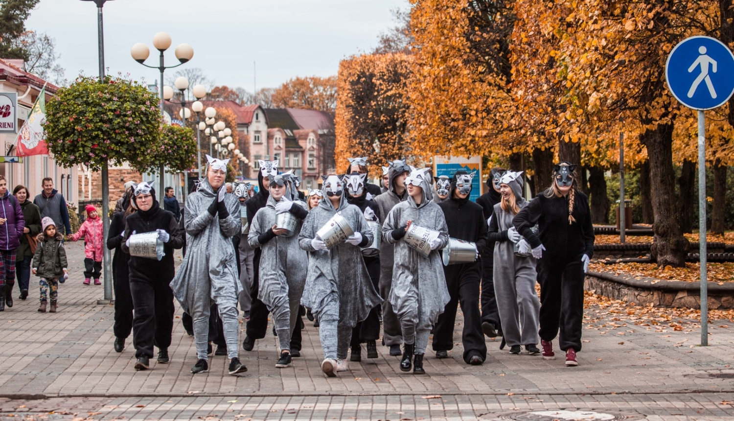 Jauniešu teātra festivāla performance Jomas ielā