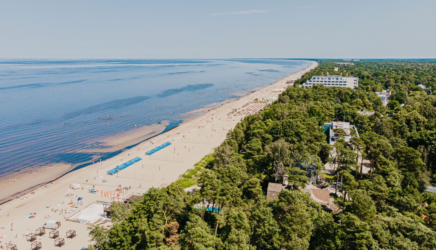 Pludmale vasarā no putna lidojuma