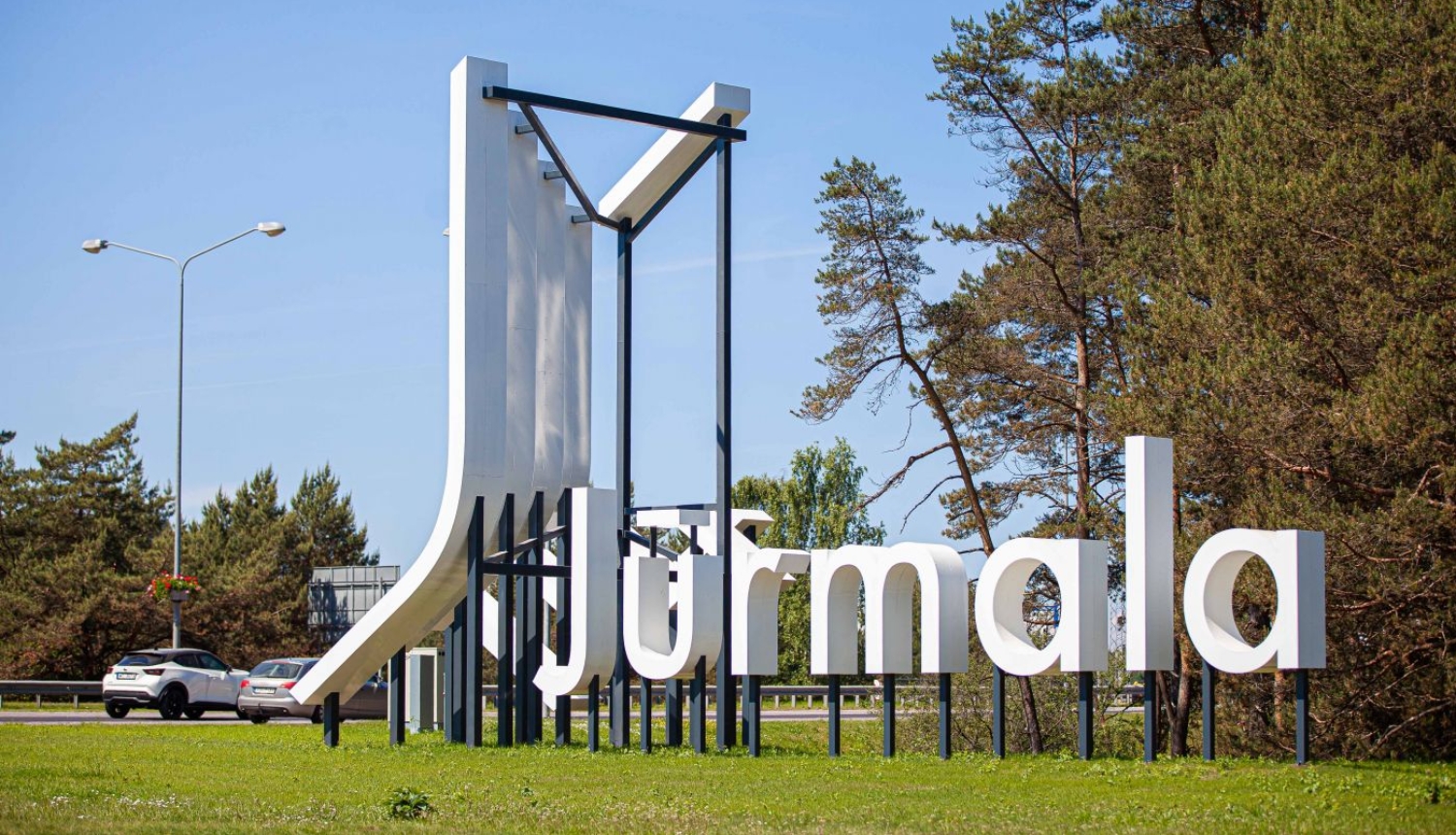 Jūrmalas uzraksts pilsētvidē