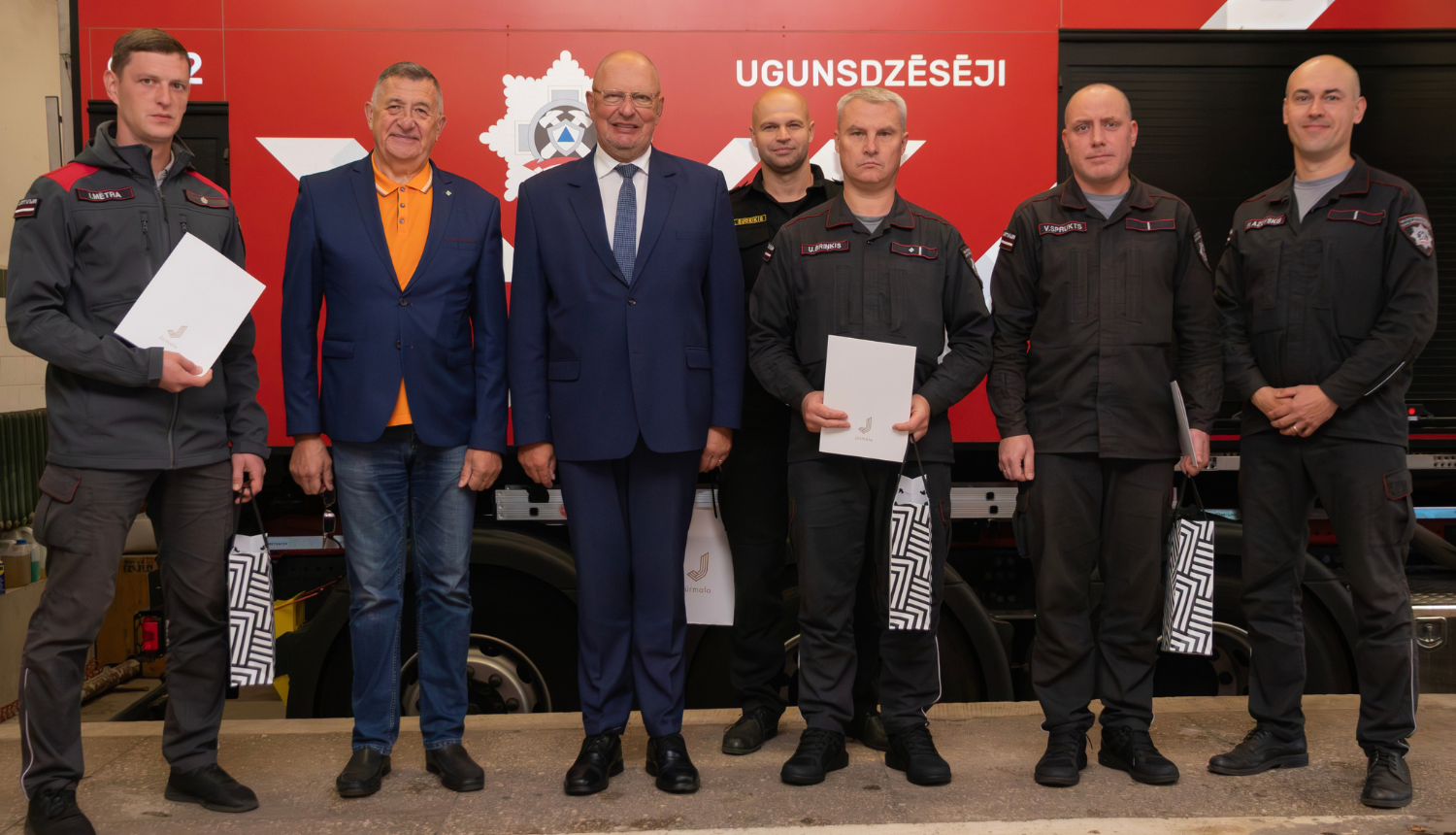 Ugunsdzēsēji kopā ar Jāni Lediņu