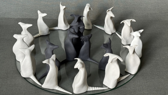  Ilze Emse. Mieru, tikai mieru. 2025. Baltais un melnais porcelāns, stikls, autortehnika