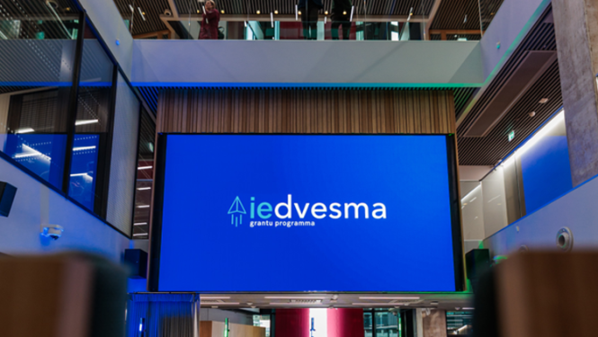 uz liela ekrāna rakstīts Grantu programma iedvesma