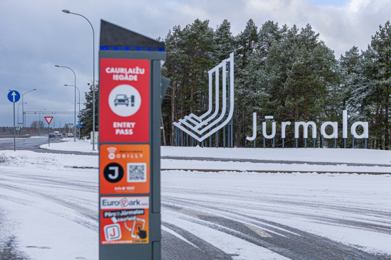 Caurlaides robežzīme Lielupē ziemā