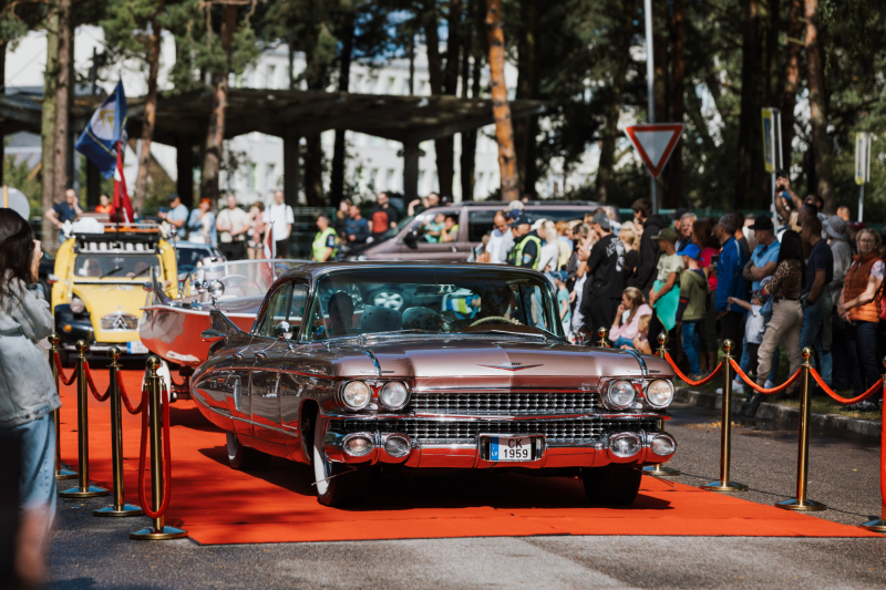 Retro auto brauc pa sarkanu paklāju