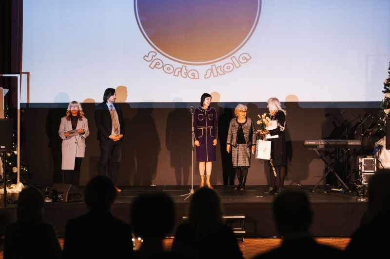 Apbalvošanas ceremonija uz skatuves. Jūrmalas sporta skolai 70 gadi