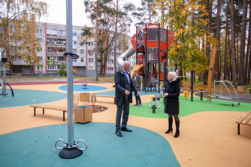 Jauno rotaļu laukumu klātienē apskata Jūrmalas pilsētas domes priekšsēdētājs Gatis Truksnis. 