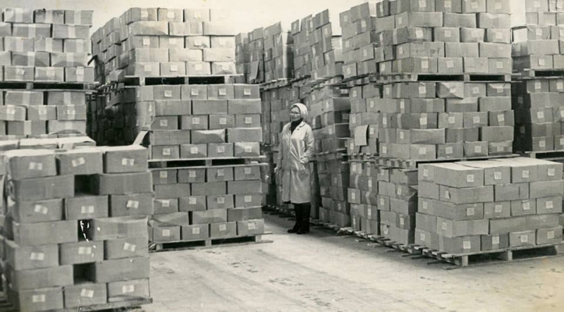 Zvejnieku kolhoza “Uzvara” strādniece pie paliktņiem ar gatavo produkciju. 20. gs. septiņdesmitie gadi 
