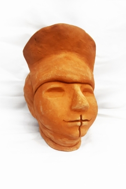 Rita Pranča. Vaidelote. 2024.Māls, metāls, stieple. 170 x 50 x 50 cm