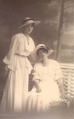 Elza Žiglevica no kreisās un viņas draudzene Margrieta Celmiņa. Attēls no Latvijas Kara muzeja krājuma