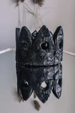Elīna Vagre. The Crown. 2022. Dedzināts koks – ogle. 17 x 25 cm