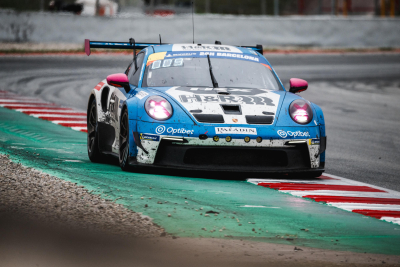 Valtera Zviedra automašīna sacensībās trasē