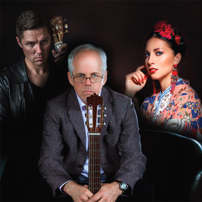 Divi vīrieši ar ģitāru un sieviete, fotografēti studijas portretā