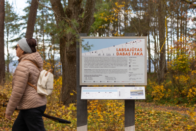labsajūtas taka, pa kuru iet sieviete