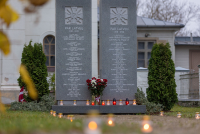 Stelas pie Slokas baznīcas 