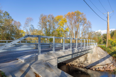 dzelzs konstrukcijas tiltam pār Vecsloceni