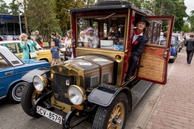 Retro auto Jomas ielā