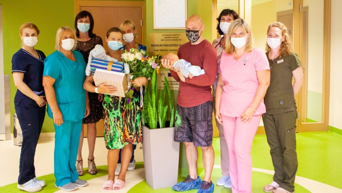 100.jaundzimušais ar sveicējiem