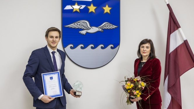 Gaga sportists 2021. Valers Zviedris un Jūrmalas domes priekšsēdētāja vietniece Rita Sproģe.
