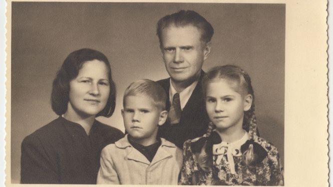 Valija Valērija Veščuna-Jansone ar vīru Vilhelmu Jansonu un bērniem Aretu un Zinturu. 1950. gads. No Aretas Jansones ģimenes arhīva.