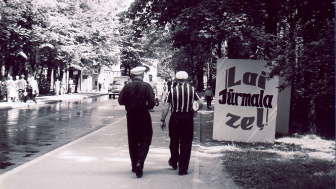 Majori, Jomas iela starp Viktorijas un Kaudzīšu ielu. Skats Dzintaru virzienā. Jūrmala, 1971. Fotogrāfs E. Dambis. Jūrmalas muzeja krājums