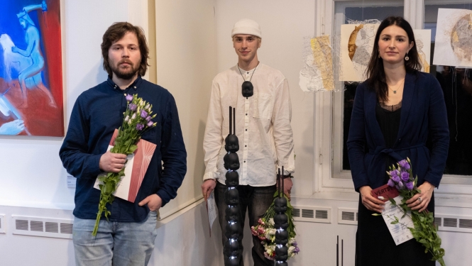 Konkursizstādes laureāti, no kreisās - Dāvis Ozols (galvenā balva), Ādams Sūna (veicināšanas balva un Jūrmalas muzeja balva), Anna Egle (veicināšanas balva)