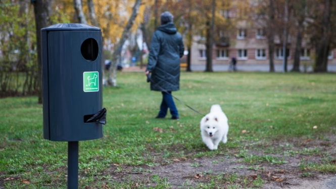 Tīrākai pilsētas videi – urnas suņu atkritumiem