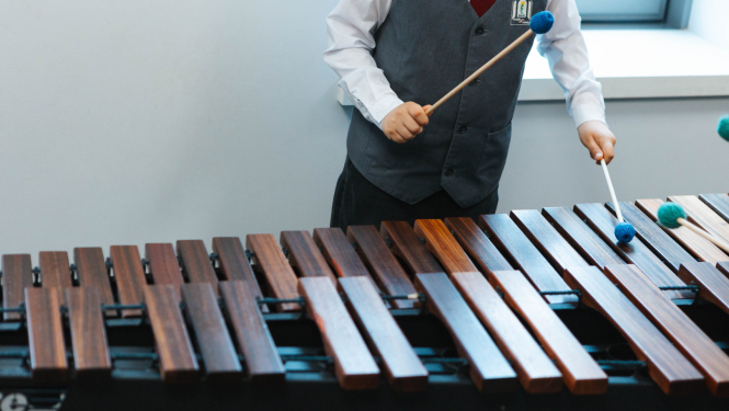 Bērns spēlē mūzikas instrumentu