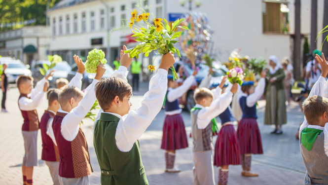 Jūrmalas skolēnu deju kolektīvi Dziesmu un deju svētku pasākumā